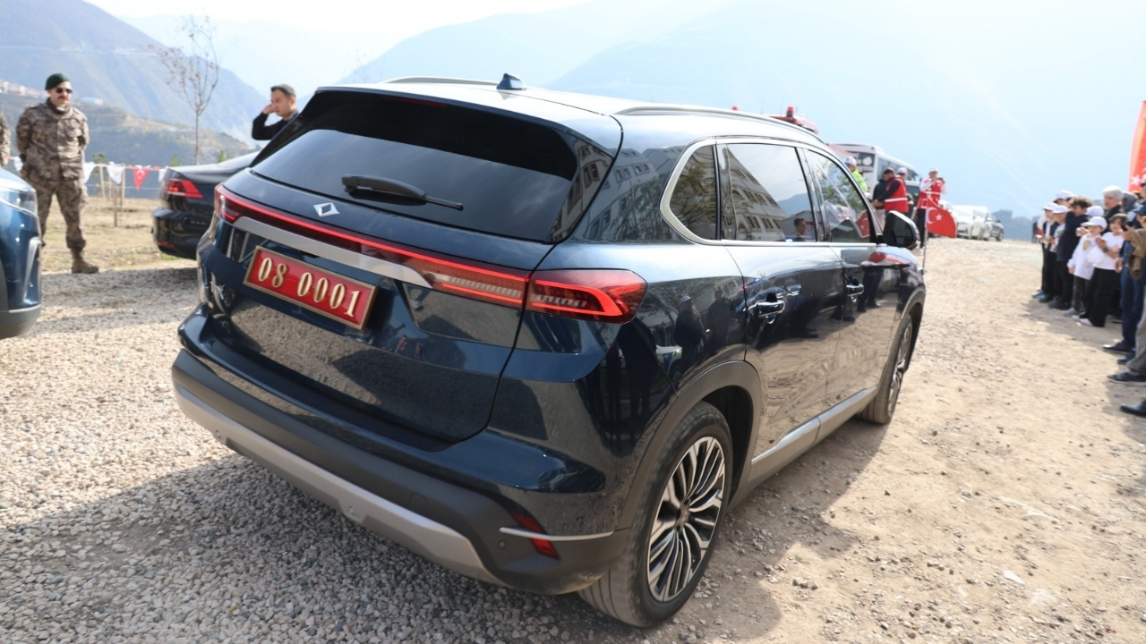 Vali Ergün, öğrencilerin isteğini kırmadı TOGG ile evlerine gönderdi