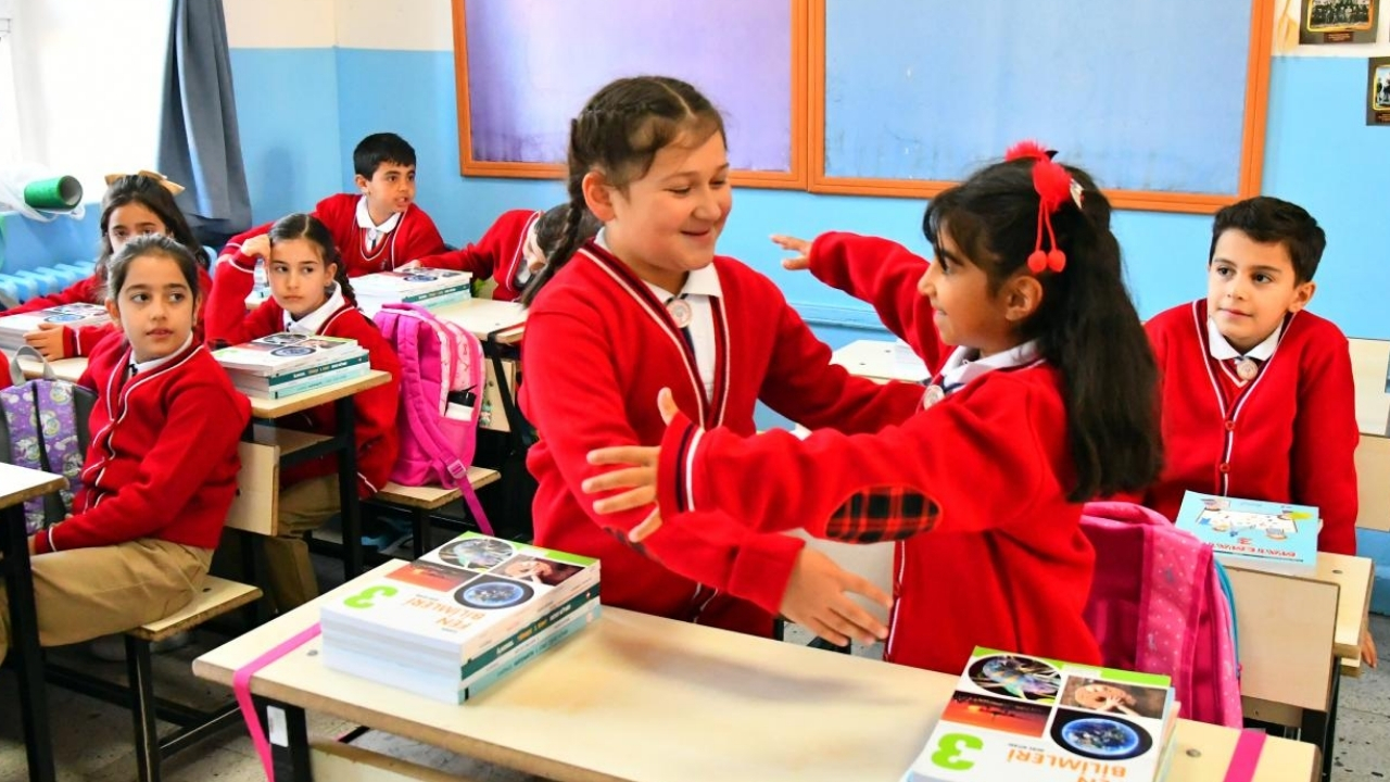 Ara tatil sona erdi Milyonlarca öğrenci yeniden sınıflarda