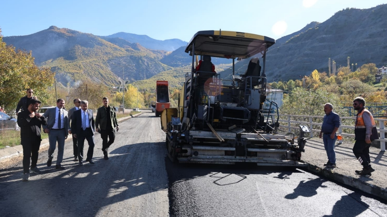 Vali Ergün, Ardanuç-Ardahan yolundaki asfaltlama çalışmalarını denetledi