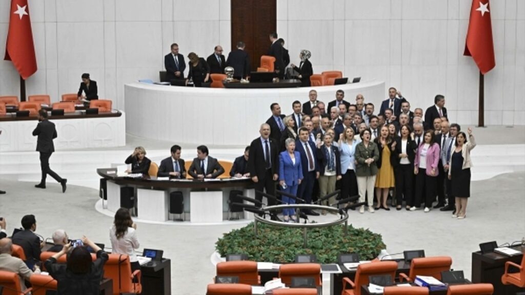 98972883833e40c01371ce21f916bcff TBMM Genel Kurulunda CHPli vekiller kursuyu isgal etti