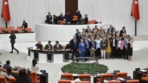 98972883833e40c01371ce21f916bcff TBMM Genel Kurulunda CHPli vekiller kursuyu isgal etti
