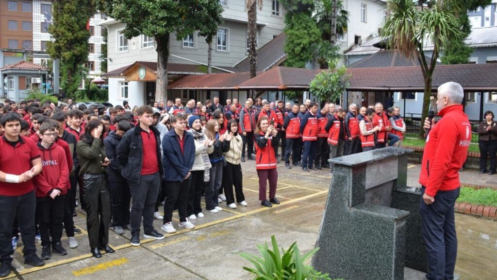 3e6ecde381c695f06bcea79d07816369 Rizede okullarda es zamanli tahliye tatbikati yapildi