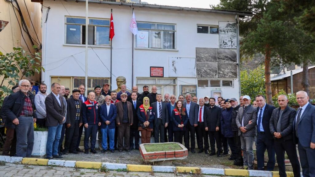 5a45e451e0cfb6df2d486d84fb18a542 Artvin Valisi Ergun Yusufelinde koylulerle bir araya geldi