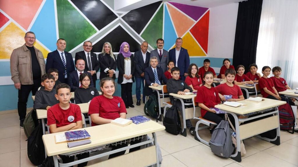 A6b778b85ff4e5a639f937e63462c3af Ogrenciler tulumla karsiladiklari Vali Ergunden hali saha istediler