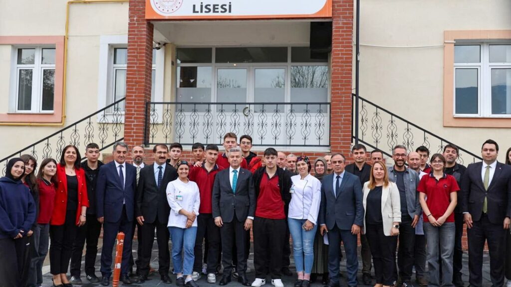 Aeb9ed33076e263bc3c2facb12e9cf28 Artvin Valisi Ergun lise ogrencileriyle bir araya geldi