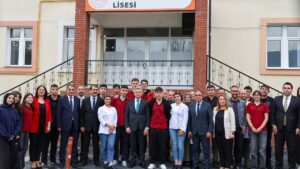 Aeb9ed33076e263bc3c2facb12e9cf28 Artvin Valisi Ergun lise ogrencileriyle bir araya geldi