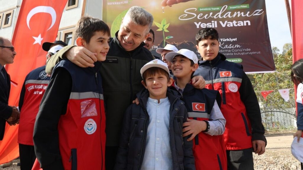 66092d8deaf3bf19e02b71b570478f8d Vali Ergun ogrencilerin istegini kirmadi TOGG ile evlerine gonderdi