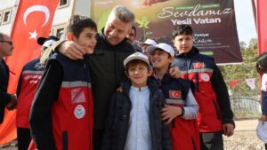 66092d8deaf3bf19e02b71b570478f8d Vali Ergun ogrencilerin istegini kirmadi TOGG ile evlerine gonderdi