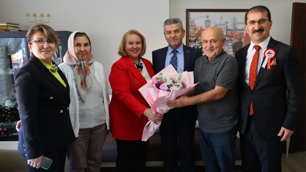 71a4d648f82e650724de671a328433ae Artvin Valisi Ergun emekli ogretmeni evinde ziyaret etti