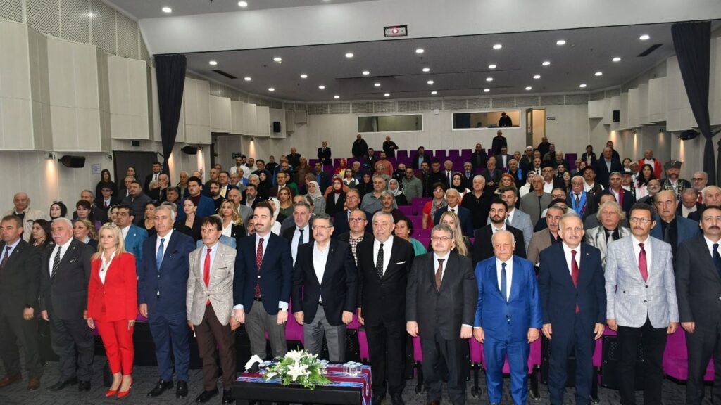 85f58b98c88dcaaa4e41fedfe35b4344 Trabzonda basarili gazeteciler odullerini ve plaketlerini aldilar