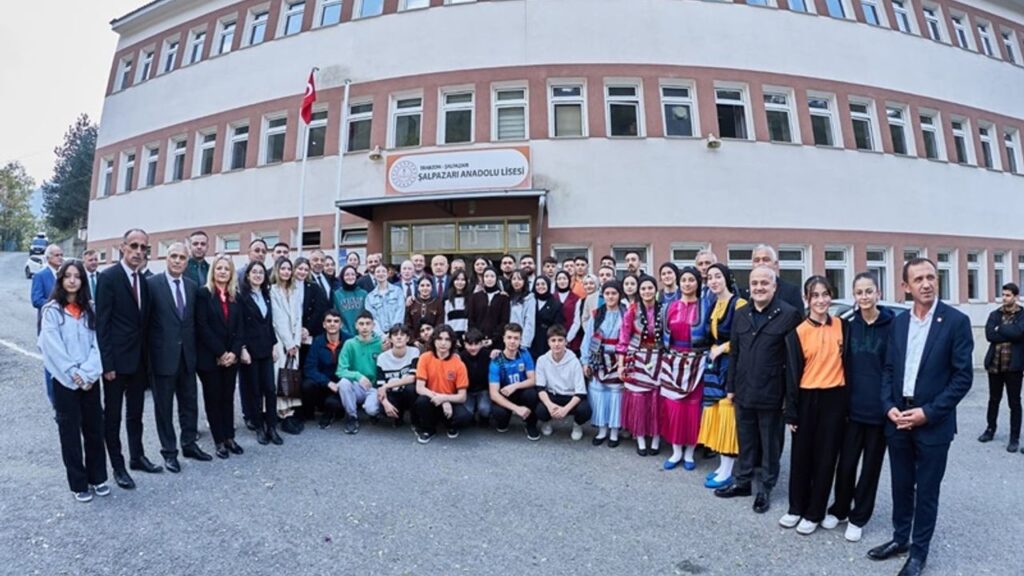 D0cc98d8d58995d13825e5ffc8f0f38d Bes bin kitapli Salpazari Anadolu Lisesi kutuphanesinin acilisi yapildi