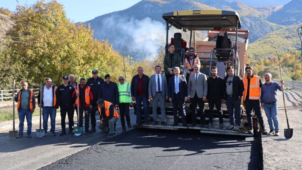 F65e570d83ffc6bb87ae86c44ea92ef1 Vali Ergun Ardanuc Ardahan yolundaki asfaltlama calismalarini denetledi