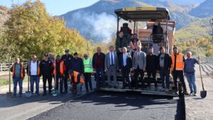 F65e570d83ffc6bb87ae86c44ea92ef1 Vali Ergun Ardanuc Ardahan yolundaki asfaltlama calismalarini denetledi